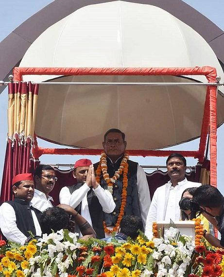 Statue-of-Beni-Prasad-Verma-Akhilesh-Yadav-461x570.jpg